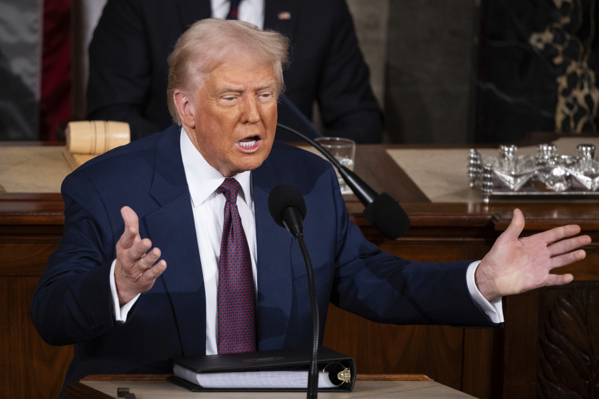 Trump perturbatorul sef lauda rasturnarea