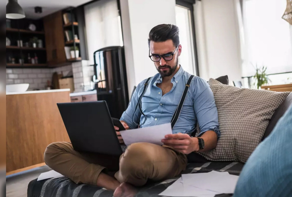 Adio munca de la distantza in IT Tanar IT ist fara job