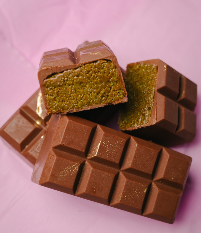 Doi romani arestati pentru furtul a 53 de ciocolate