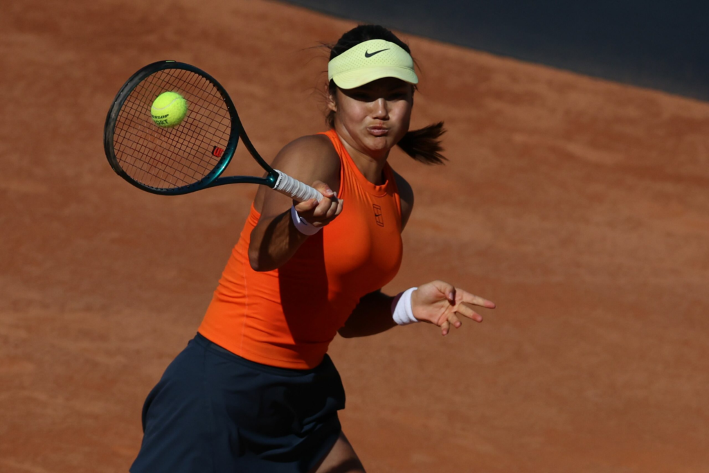 Raducanu a fost infranta de Swiatek la Roland Garros