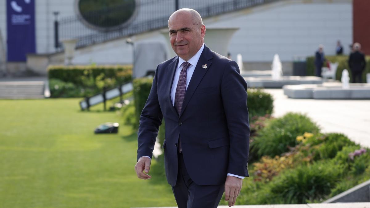 Romania va anunta la Haga cresterea treptata a bugetului Apararii