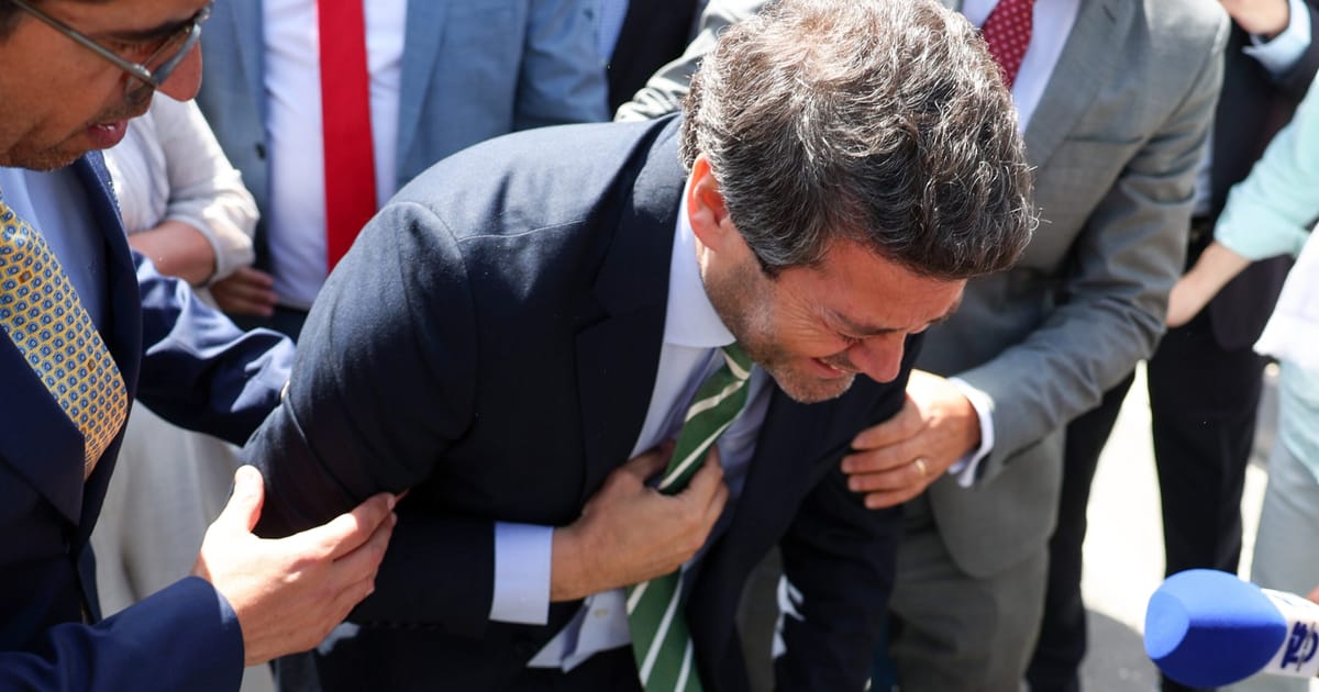 Stomac deranjat suspenda campania candidatului de dreapta