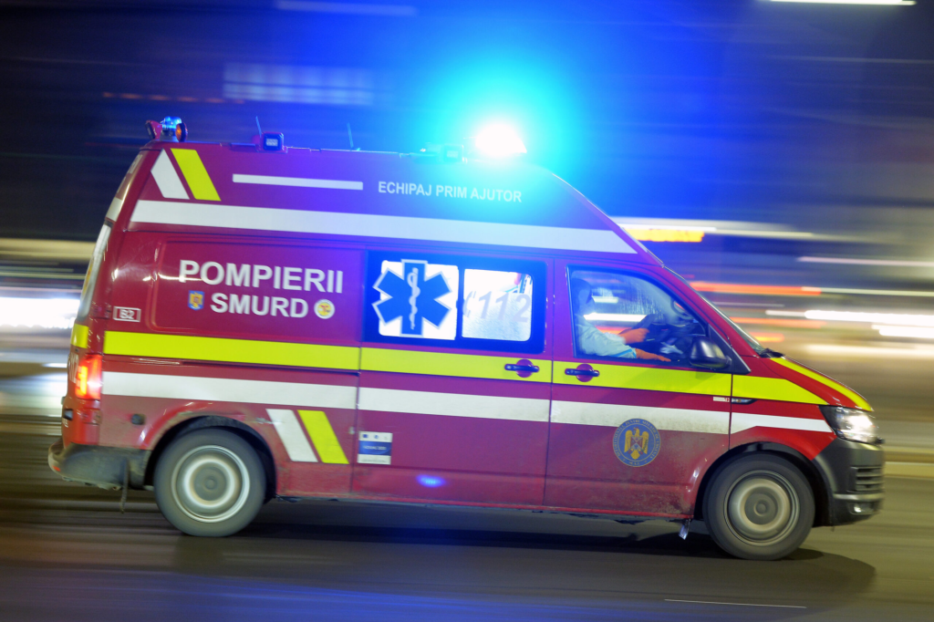 Un copil de 7 ani si mama sa au cadut de la etaj in Sectorul 2