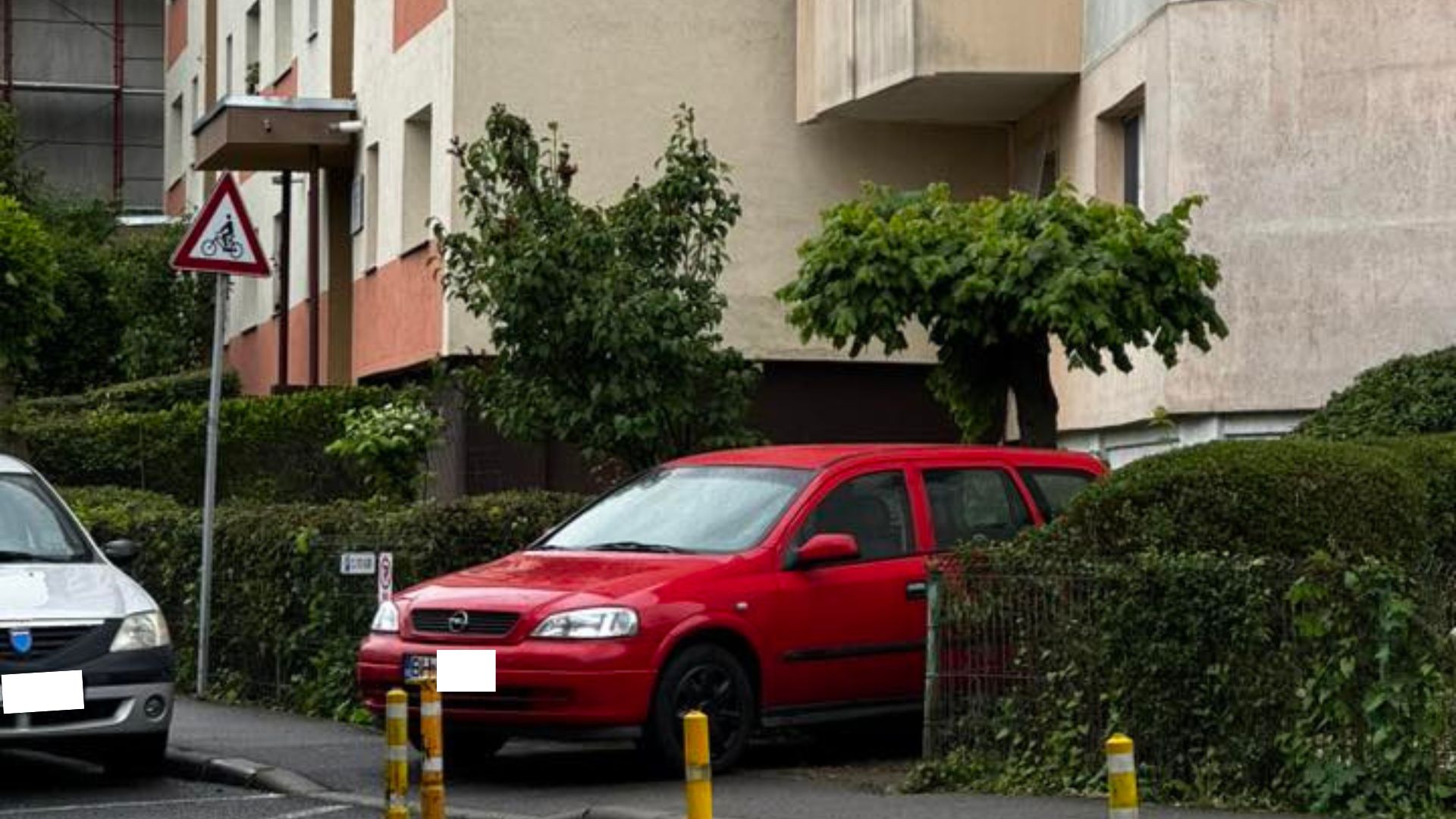 Un sofer neatent a parcat la intrare