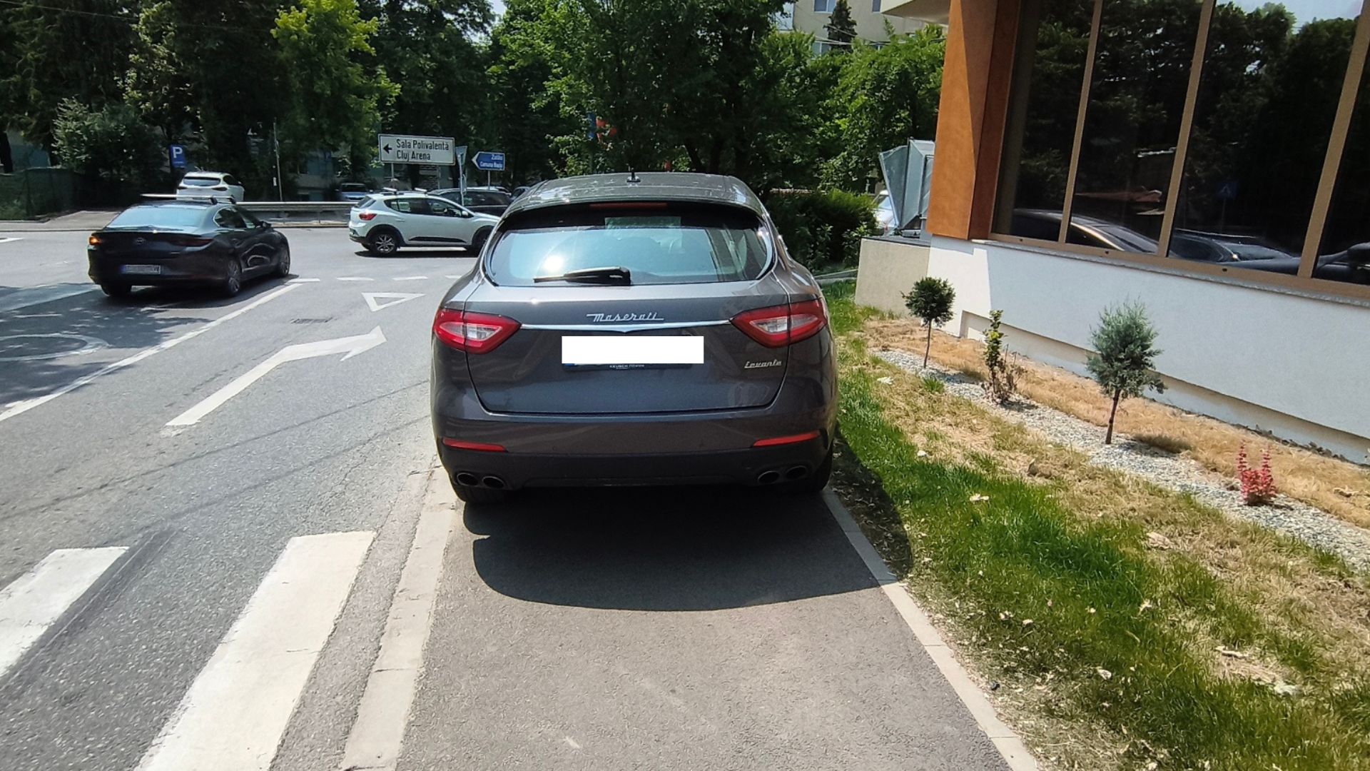 Arogana in Cluj Napoca Maserati parcat pe trotuar
