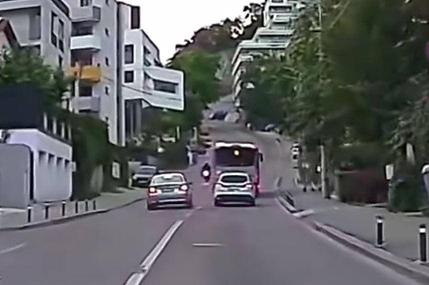 Cluj Un BMW a depasit motociclistul a scapat VIDEO