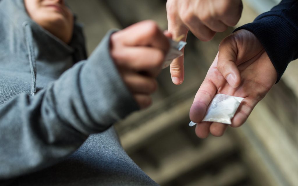 Consumul de alcool si droguri la serviciu a crescut