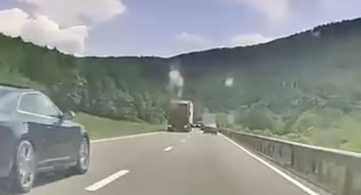 Depasire extrema in Cluj milimetric langa un TIR VIDEO
