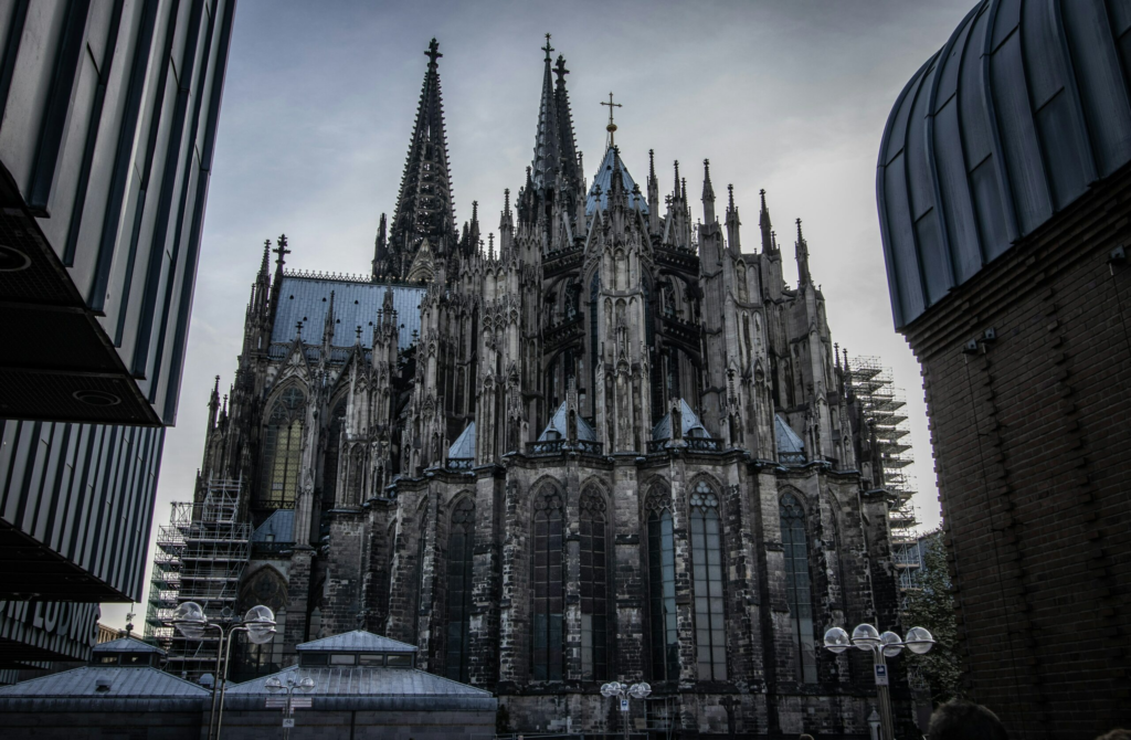 Germania Centrul orasului Koln evacuat din cauza bombelor