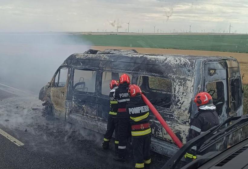 Microbuz cu 20 de persoane a luat foc pe DN 22