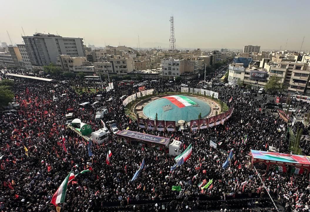 Mii de iranieni la funeraliile comandantilor ucisi