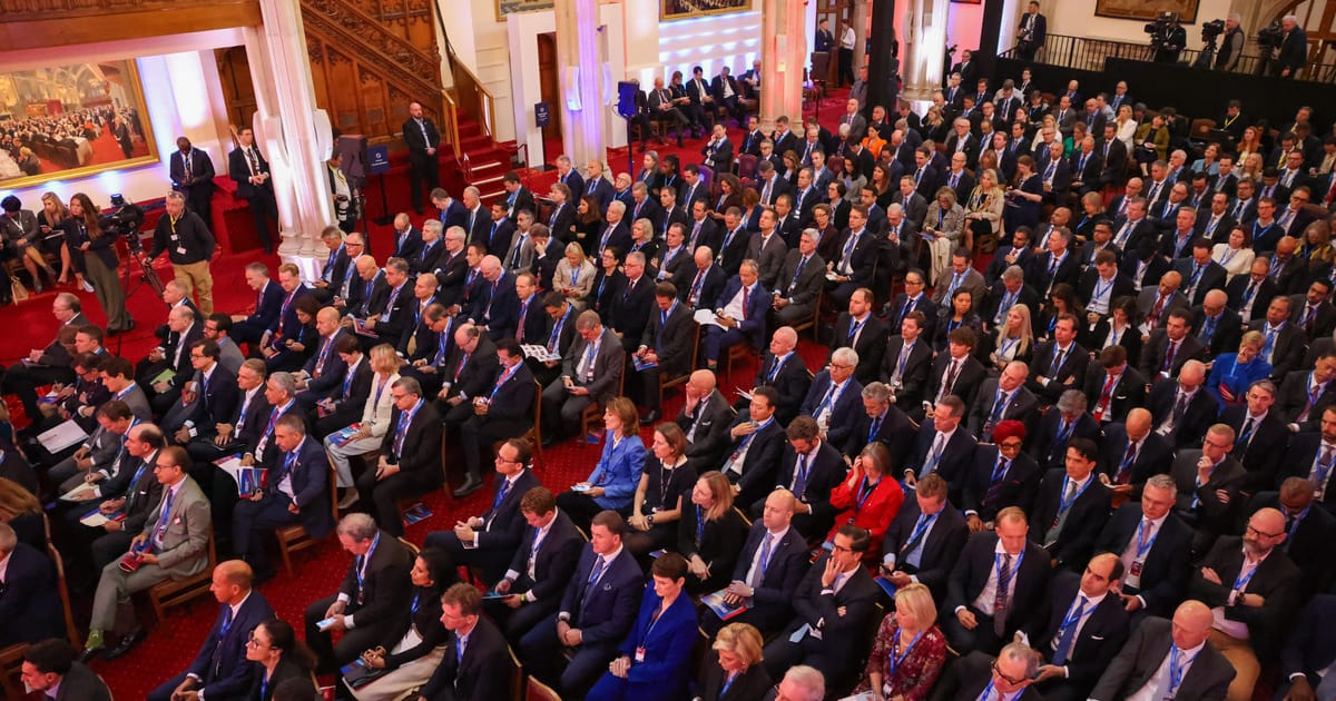 Munca ofera firmelor 55000 de lire pentru pranz la conferinta