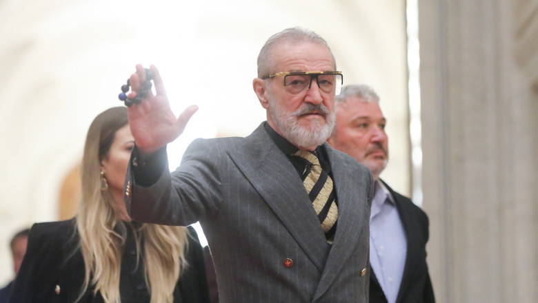 Patriarhul Daniel i a interzis lui Becali sa cante