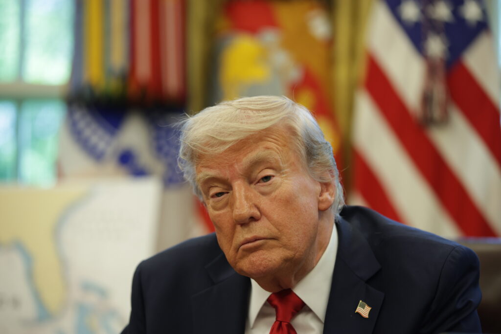 Planurile lui Donald Trump de concediere a angajatilor federali sunt suspendate