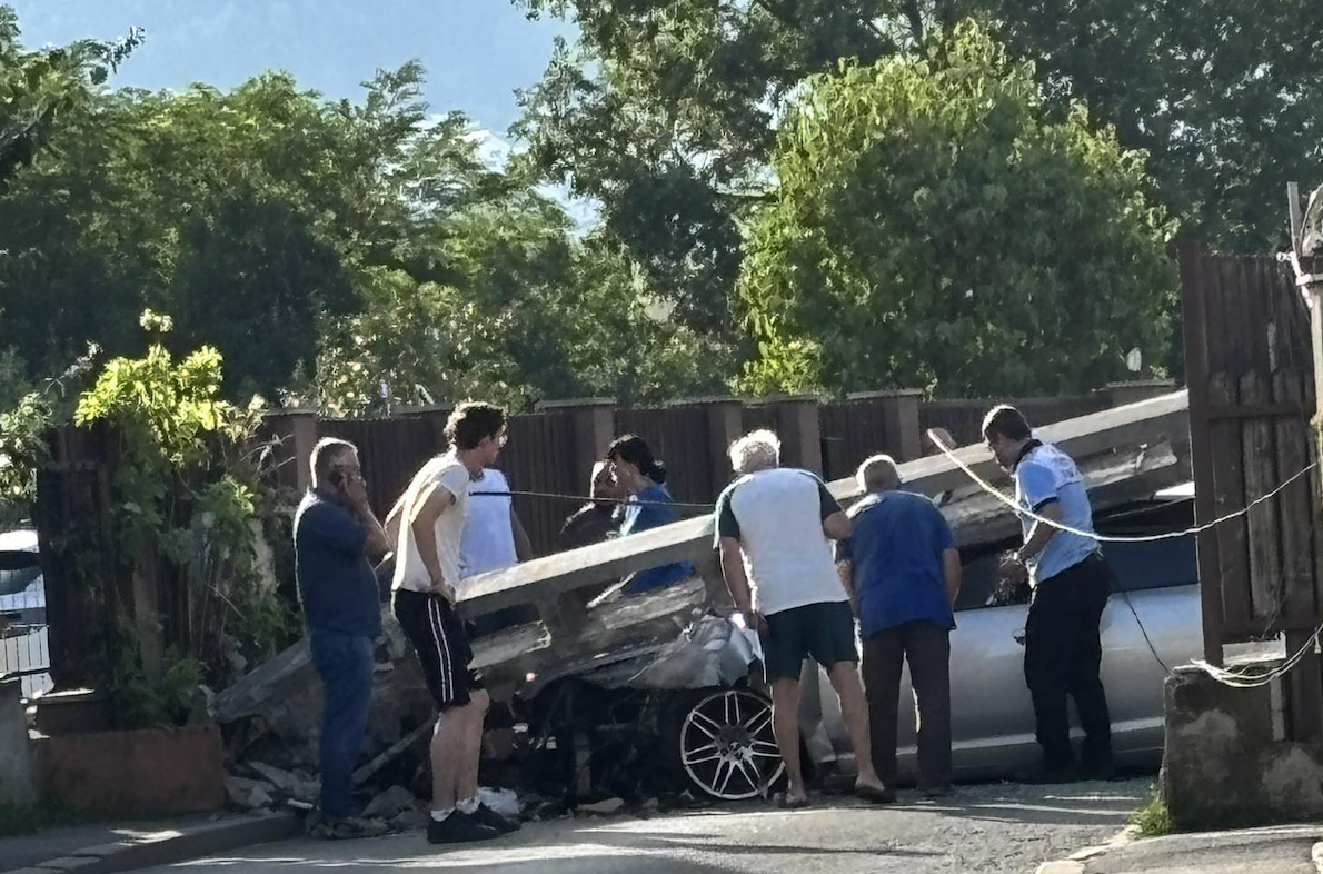 Accident tragic in Cluj Barbat blocat dupa daramarea unui stalp