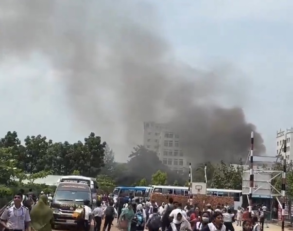 Avion militar din Bangladesh a cazut in Dhaka
