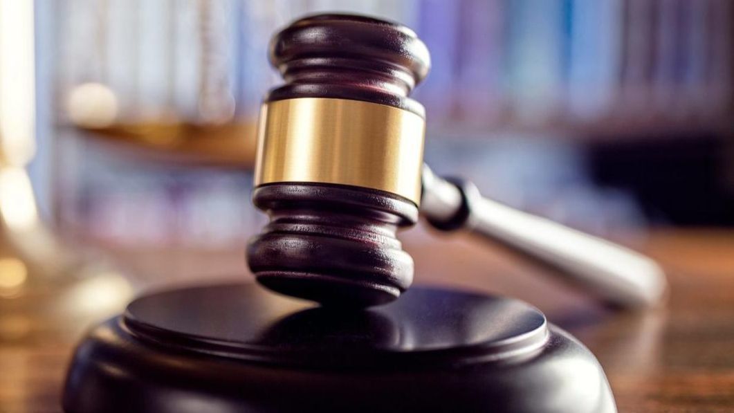Barbat trimis in judecata pentru instigare la revolutie