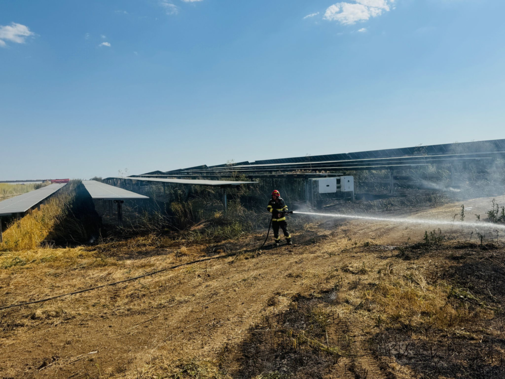 Giurgiu 30000 de panouri fotovoltaice au fost distruse in incendiu