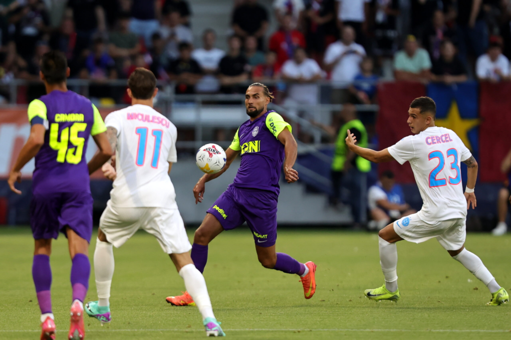 Incidente la meciul FCSB CFR Cluj Petarde si sanctiuni