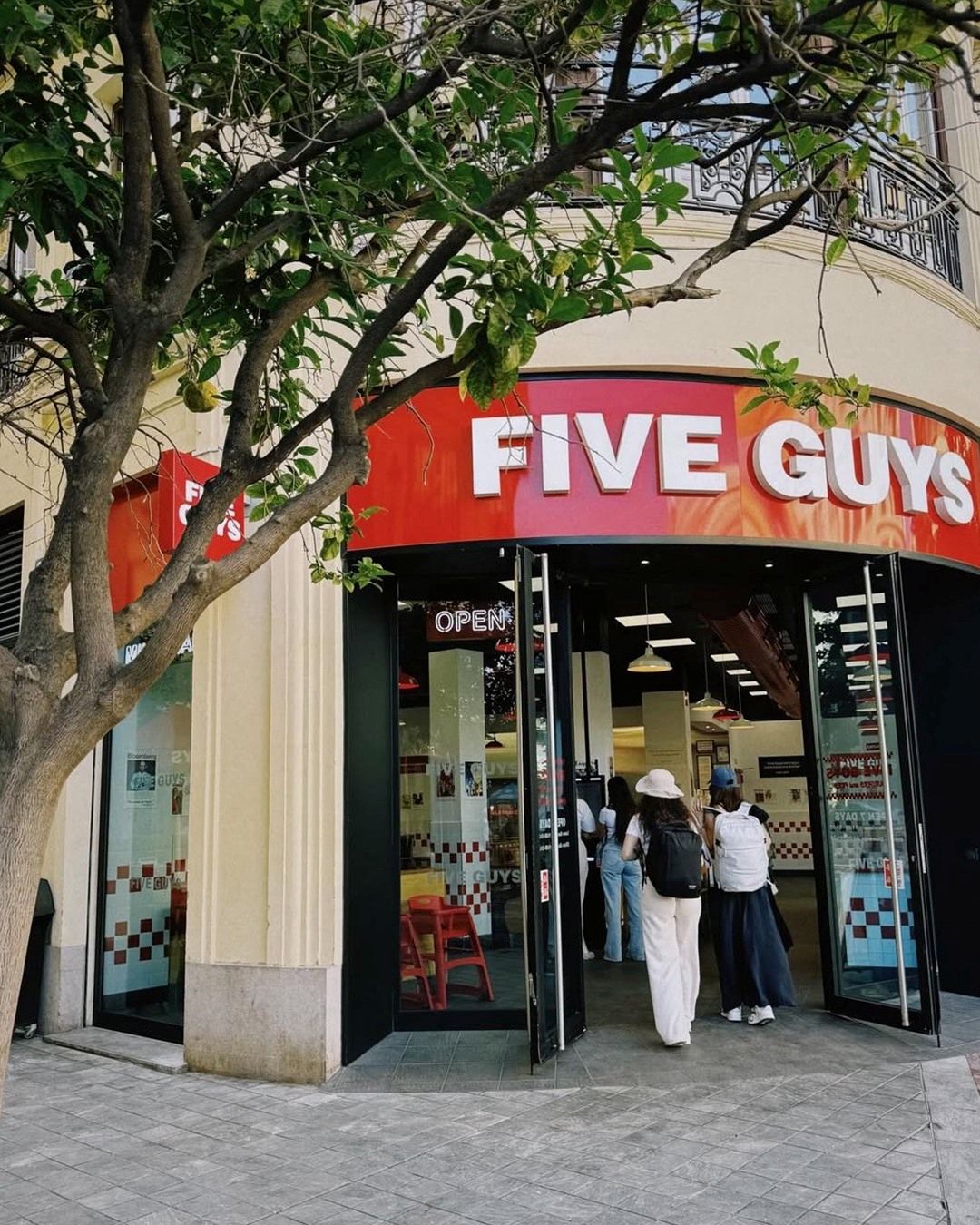 Lantul de burgeri Five Guys se extinde in Europa