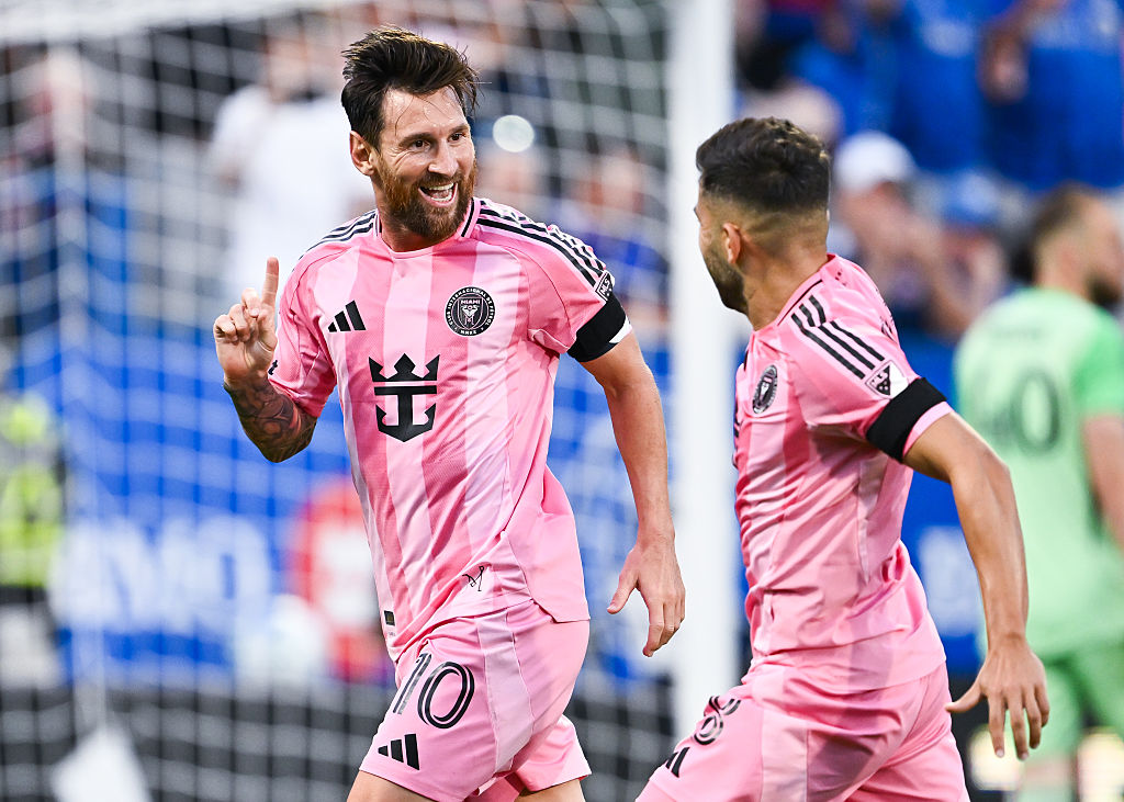 Lionel Messi si sotia surprinsi de kiss cam la concert