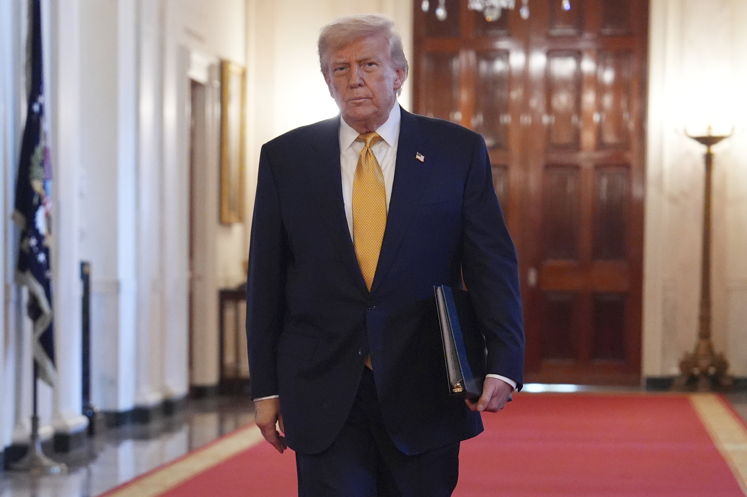 Lumea MAGA il apara pe Trump pentru scrisoarea Epstein