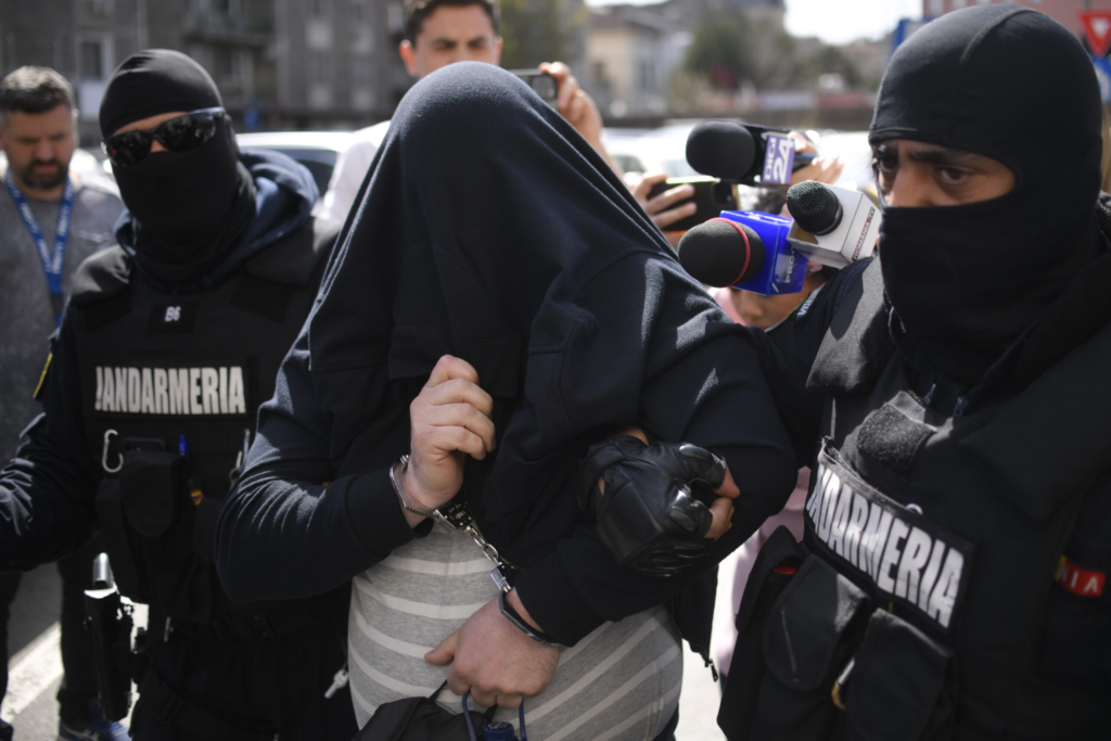 Patru jandarmi agresati in Piata Victoriei