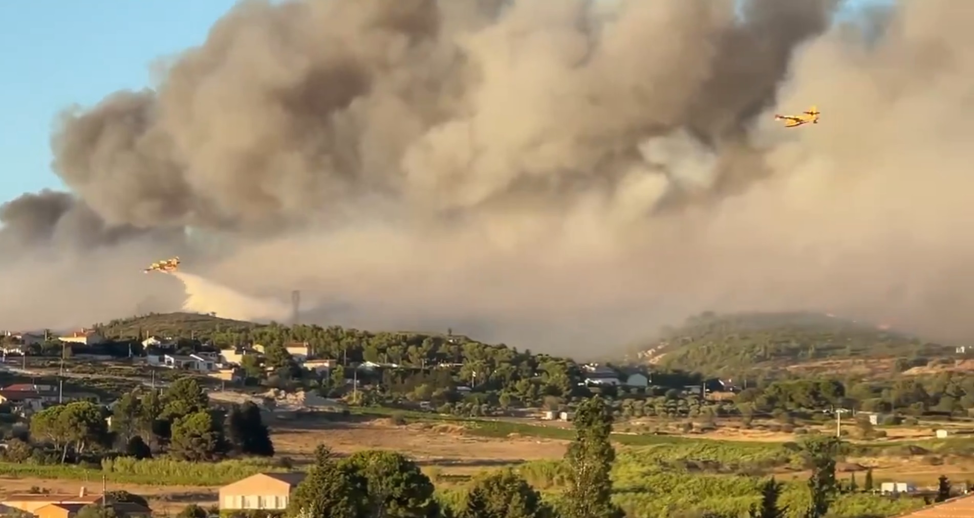 Peste 1000 de pompieri sting un incendiu in sudul Frantei