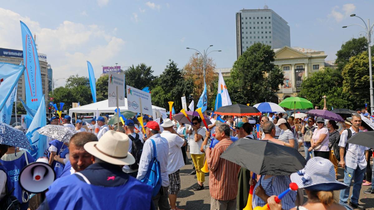 Protest in Piata Victoriei cu angajati de la Romsilva CFR si politisti
