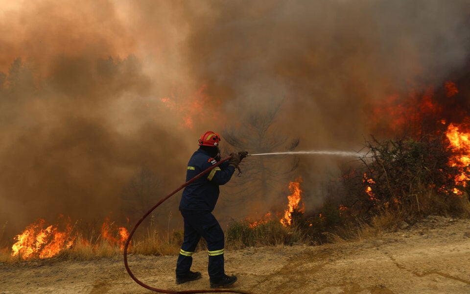 Sate din Grecia evacuate din cauza unui incendiu