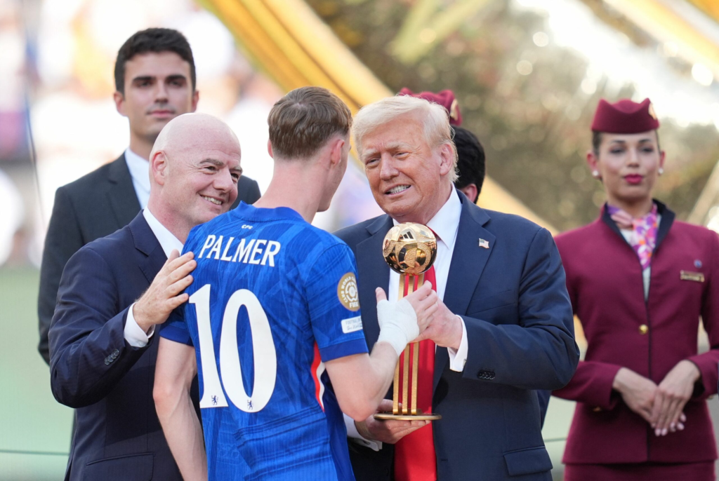 Trump a primit medalie pe podium alaturi de Chelsea