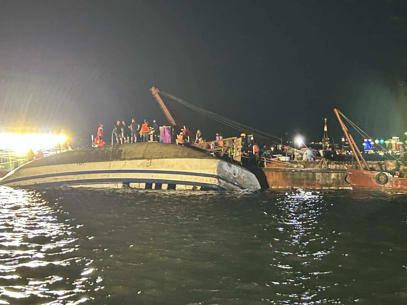 Vietnam Patu persone disprute dupa rasturnarea unei nave