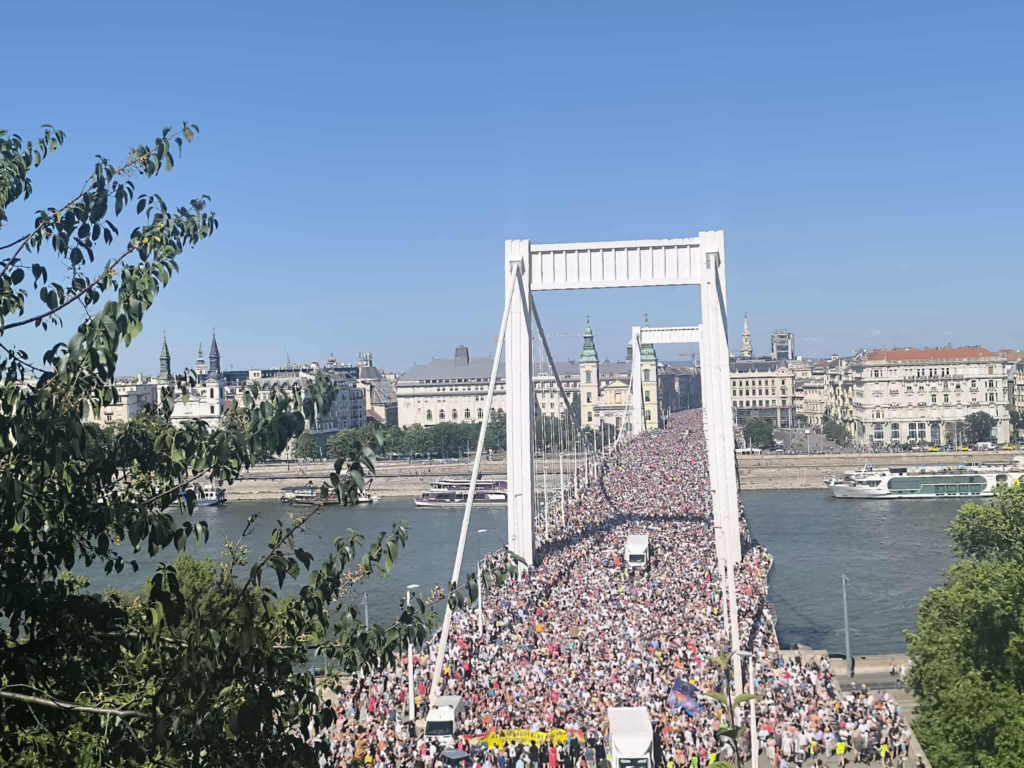 Zeci de mii de oameni au sfidat interdictia marsului Pride