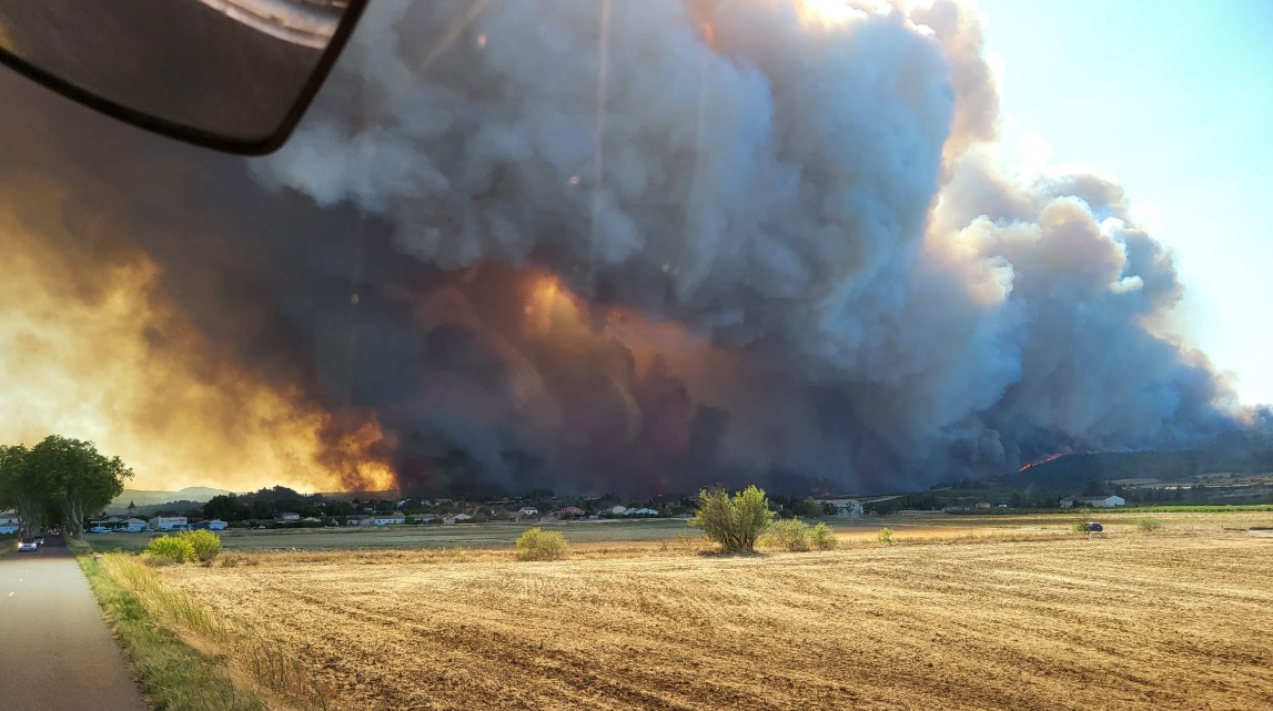 1 400 de pompieri apara zona incendiului din Franta