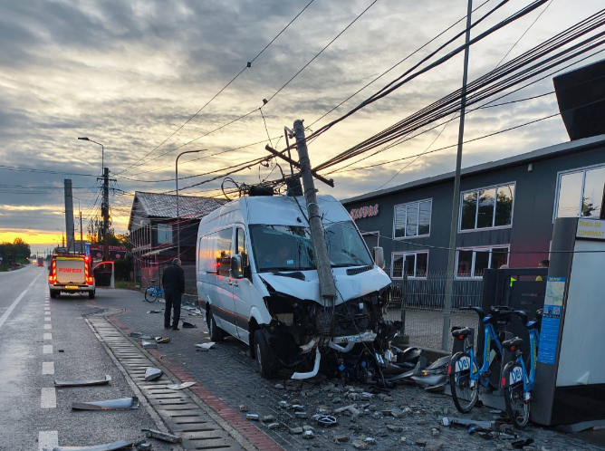Accident dramatic in Dej Autoutilitaria loveste statia de biciclete