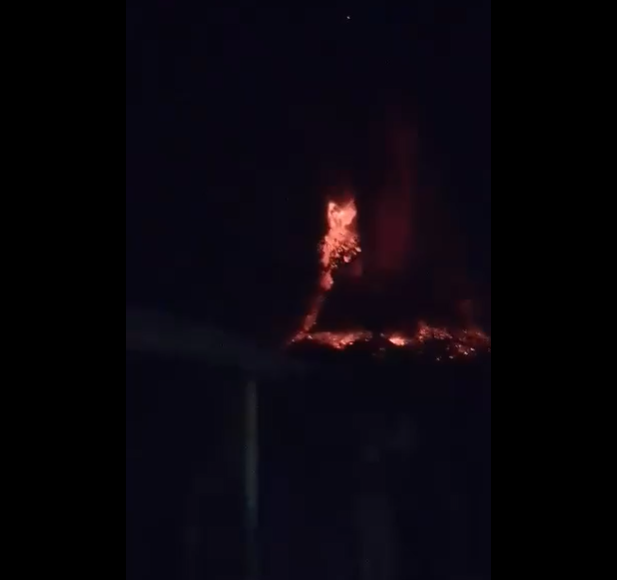 Eruptie vulcanica in Indonezia cenusa a atins 18 km