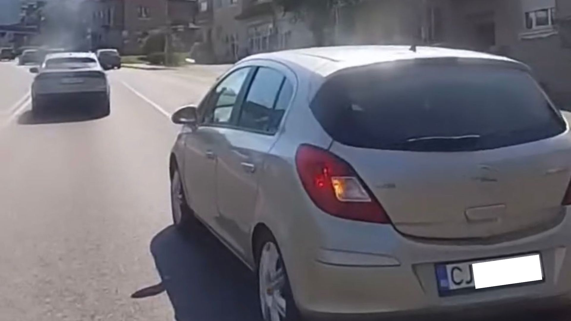Imagini absurde in Cluj Femeie conduce printre masini