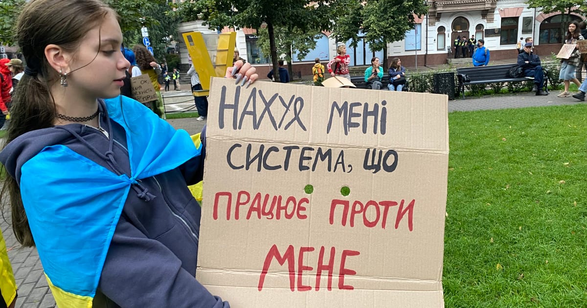 In spatele scenei revolutiei din Ucraina cu carton