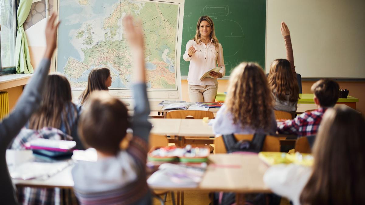 Mesajul lui Ilie Bolojan pentru profesori Mai multa munca aceiasi bani