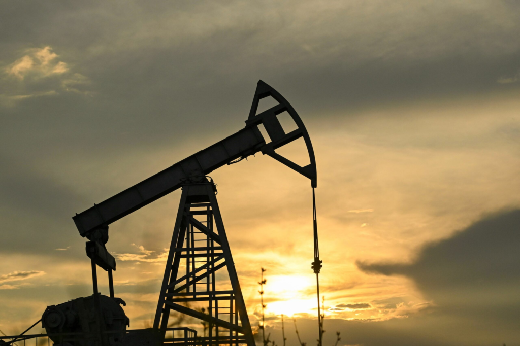 Pretul petrolului scade din cauza ridicarii sanciunilor Rusiei