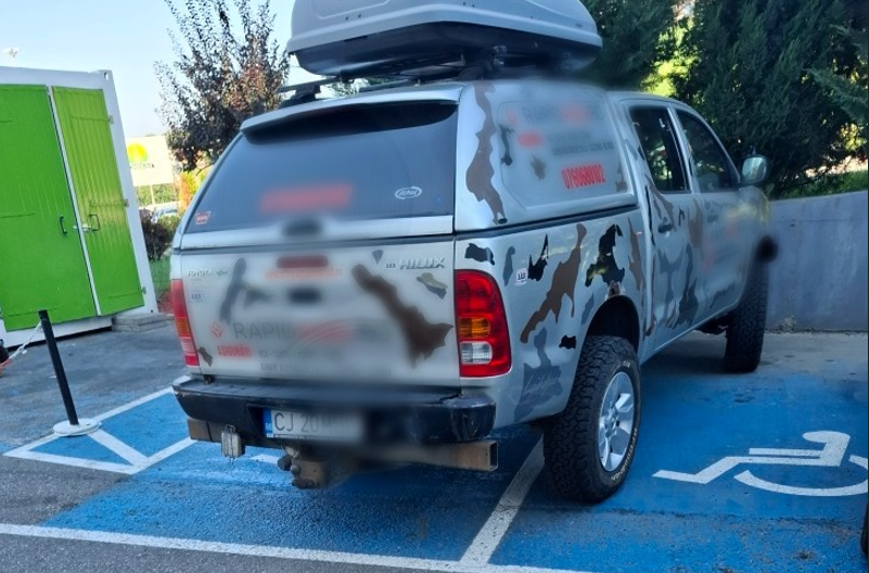 Sofer din toata lumea in Cluj Napoca a blocat locuri pentru dizabilitati