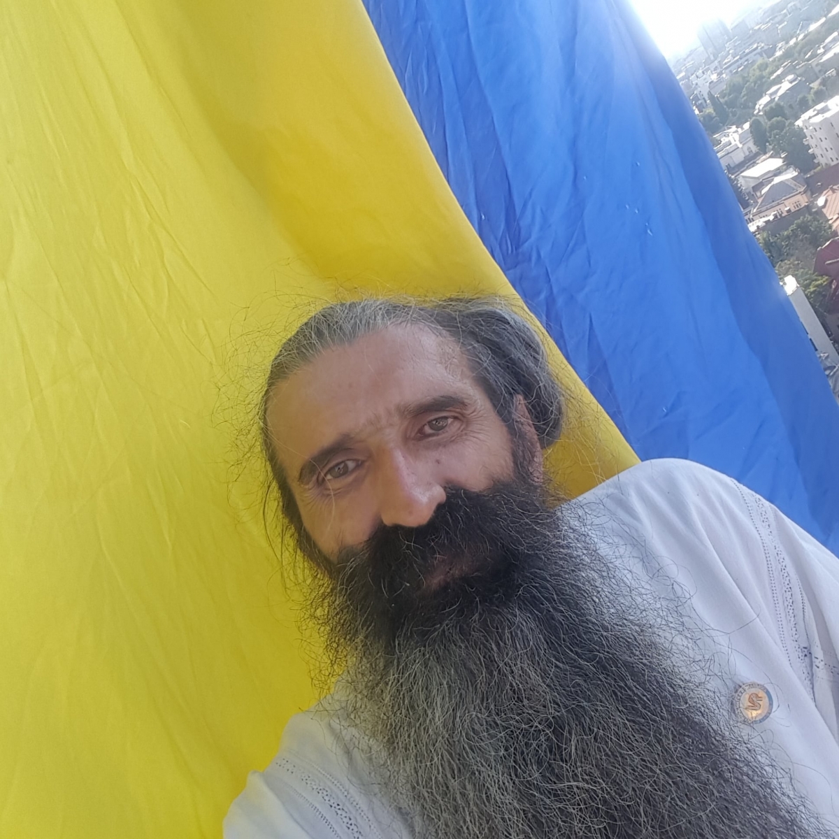 Stegarul dac s a urcat pe acoperisul unei cladiri din Penitenciar