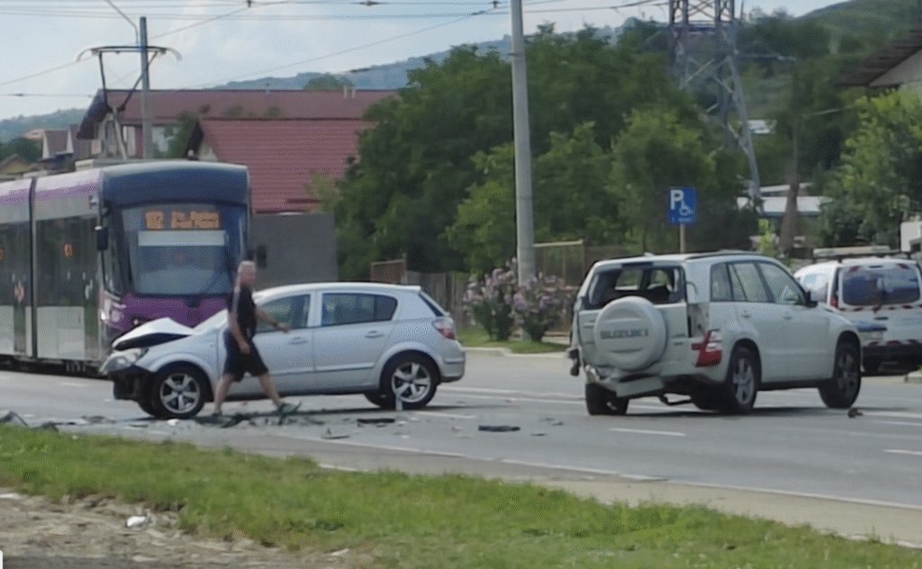 accident grav in cluj napoca doua masini s au ciocnit pe bulevardul muncii