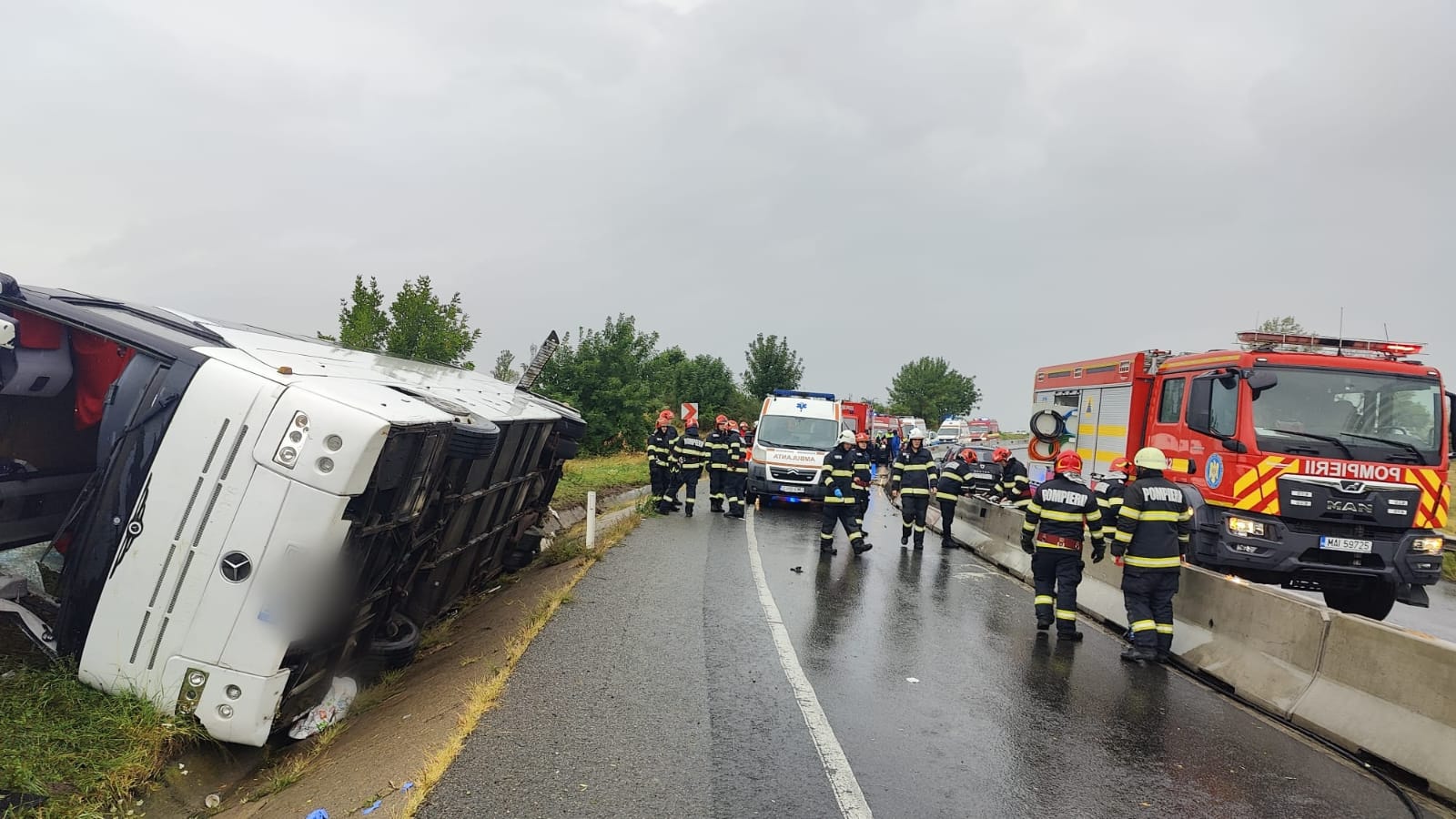 Accident grav in Dumbrava Cluj Autocar rasturnat