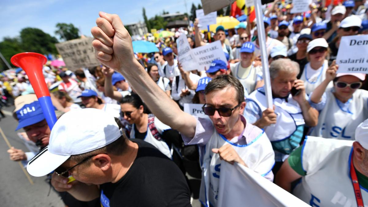Bugetarii anunta greva generala din cauza concedierilor