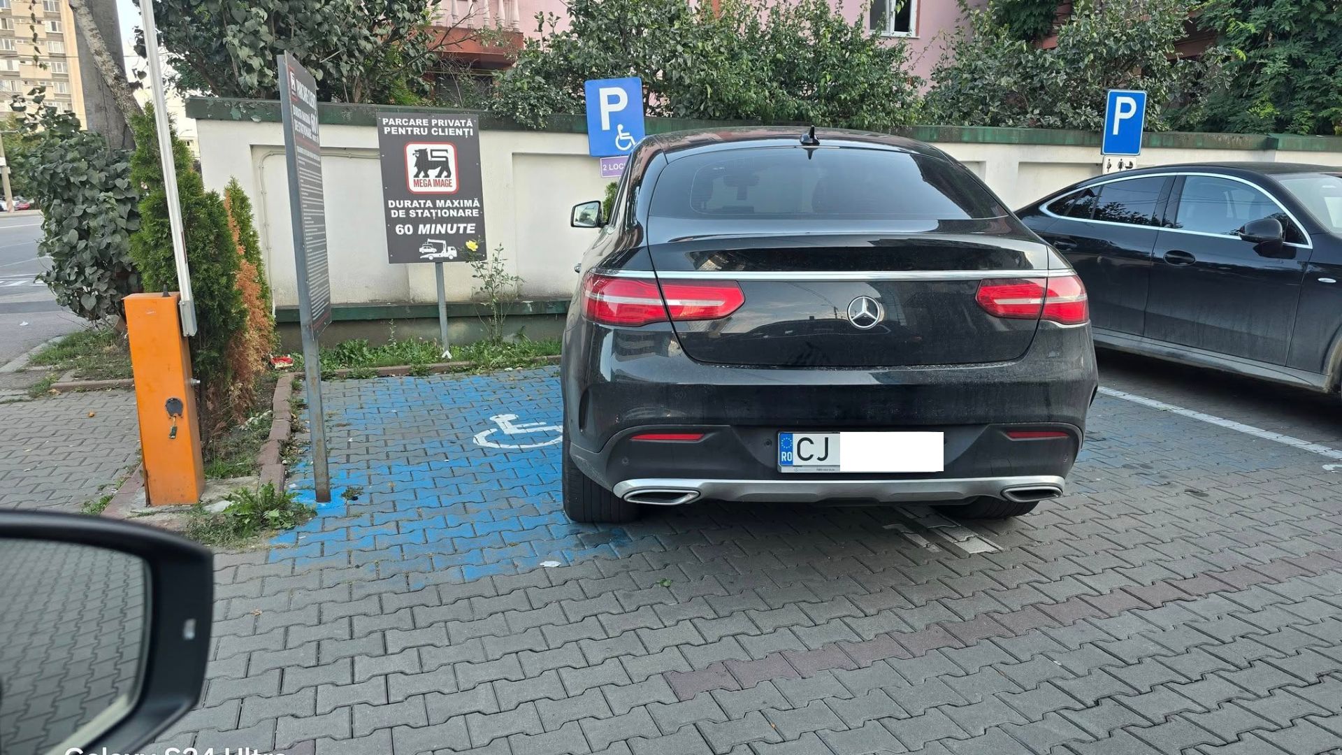 Clujean parcat pe doua locuri pentru handicapati scandal