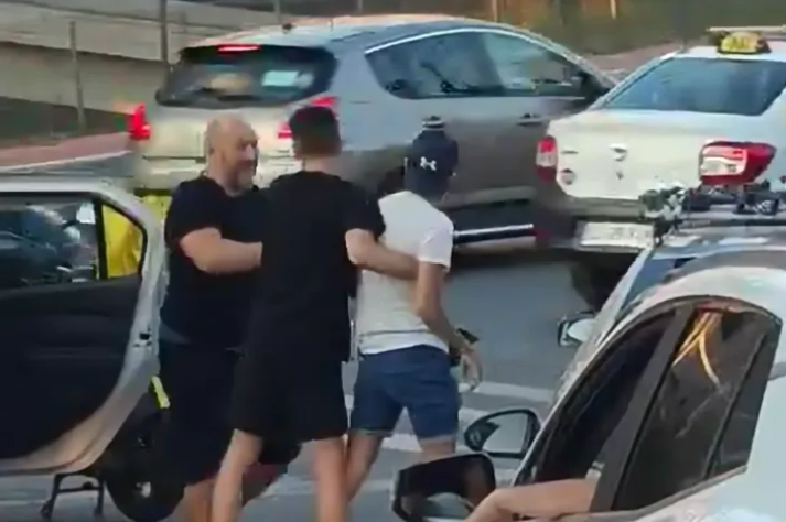 O strada din Cluj Napoca este blocata de parcari ilegale