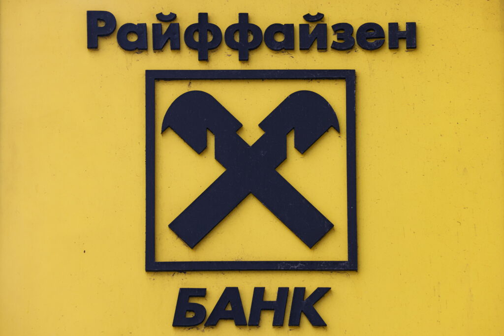 Raiffeisen doreste sa paraseasca Rusia dar este blocat