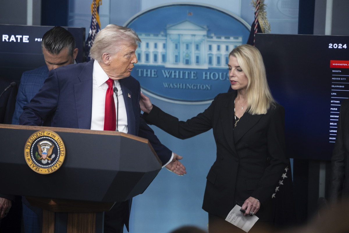 Trump o indeamna pe Bondi sa si acuze rivalii