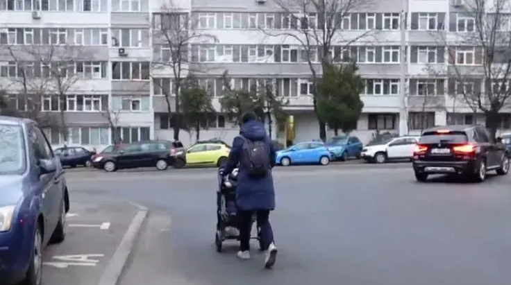 Cluj Napoca Parintii cu carucioare obligati pe strada